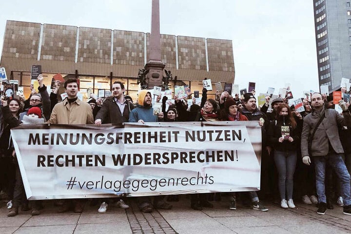Etwa 300 Menschen beteiligten sich an der Protestaktion.