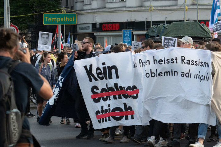 Die Demontranten wie hier in Berlin fordern "keinen Schlussstrich."