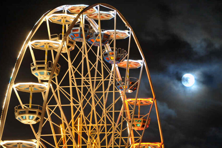 Auf dem Domplatz findet auch auch in diesem Jahr wieder ein Riesenrad zum Altstadtfrühling.