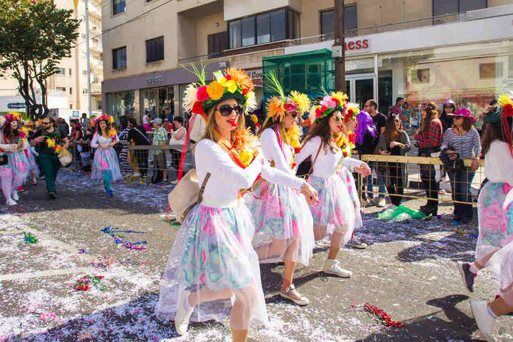 Geht der Straßenkarneval los, sorgen Kostüme, Alkohol und Musik für Heiterkeit auf den Straßen.