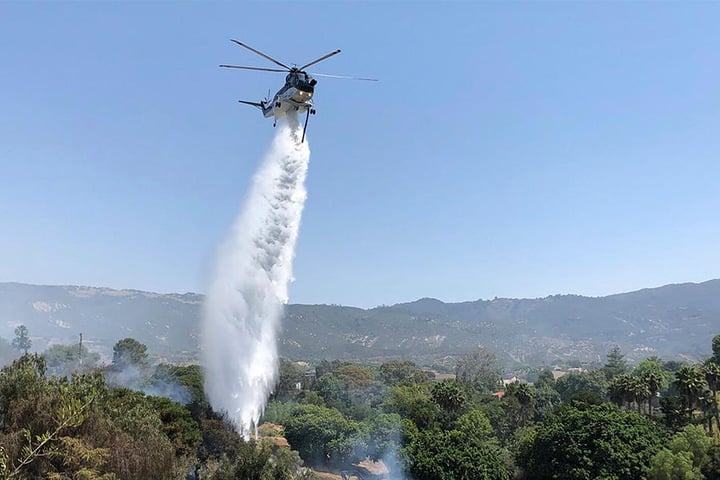 Mit Lösch-Helikoptern wird versucht, die brennenden Bereiche unter Kontrolle zu bringen.