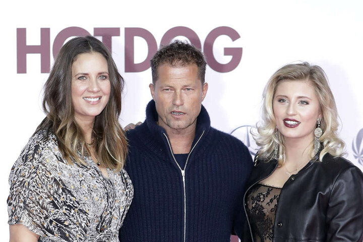 Dana (l-r), Til und Luna Schweiger auf dem roten Teppich.