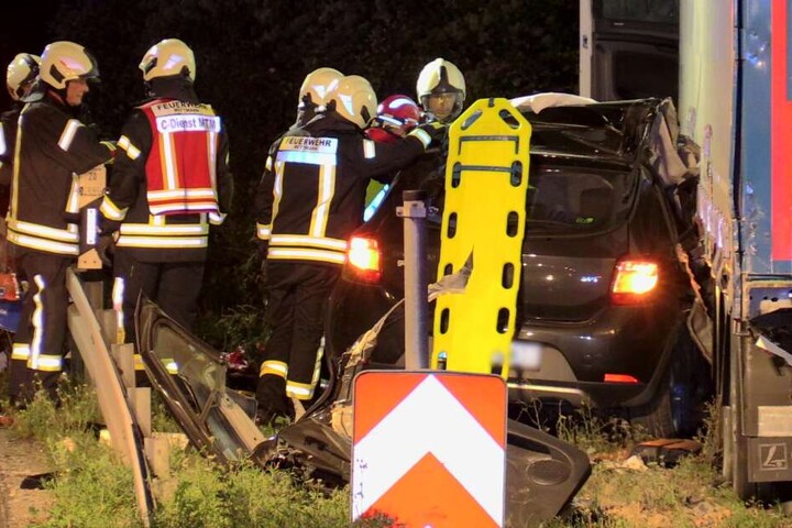 Kameraden der Feuerwehr konnten den Mann aus dem Autowrack befreien.