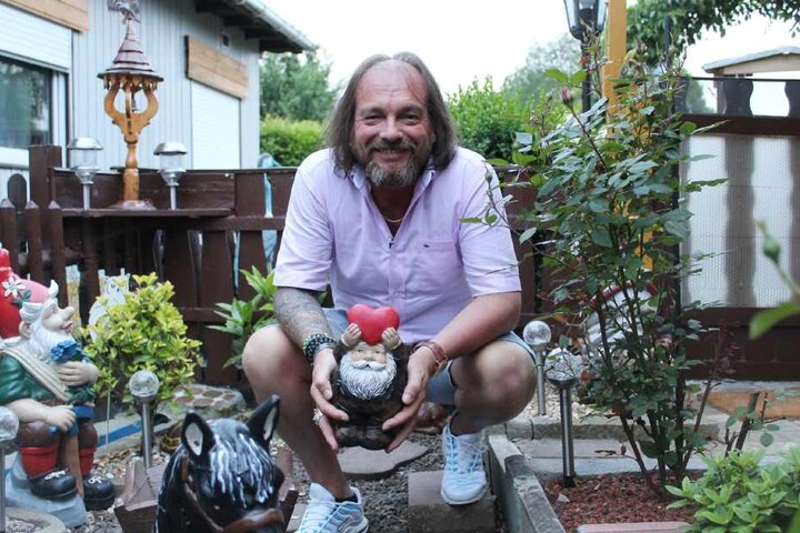 Der spirituelle Buddhismusliebhaber Norbert hofft in Sachen Liebe auf eine religiöse Offenbarung.