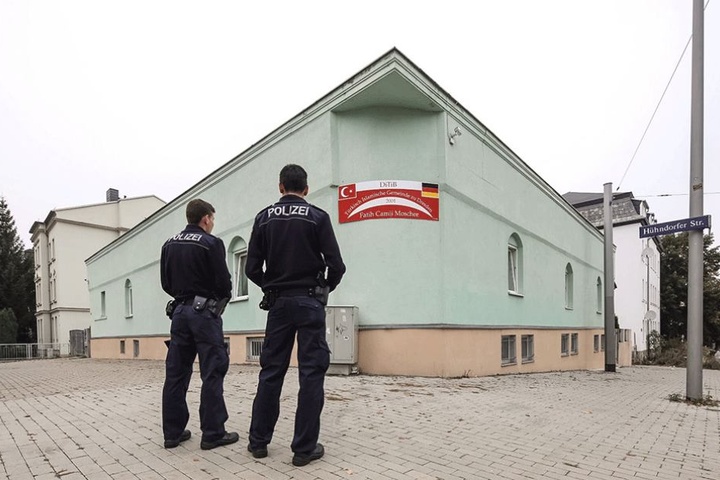 Polizei bewacht jetzt die Moschee auf der Hühndorfer Straße.