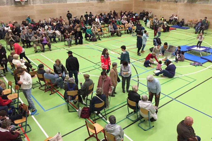 Die Evakuierung läuft noch, aber die Turnhalle am Andrégymnasium ist schon voll.
