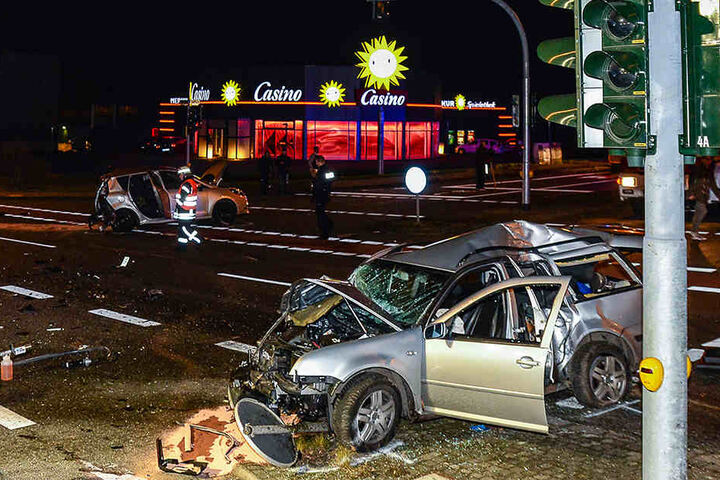 Der VW rauschte danach noch eine Ampelanlage mit um.