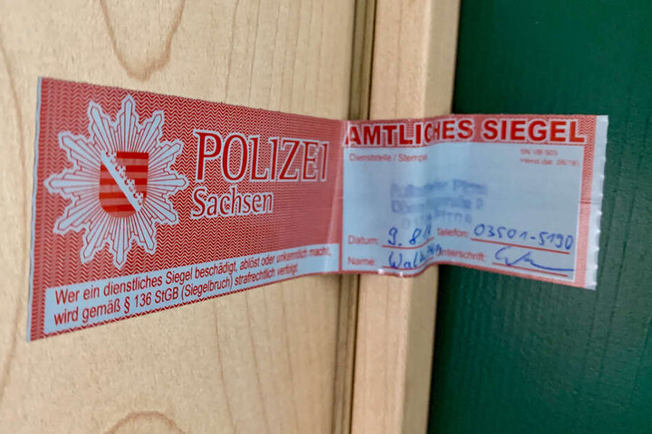 Die Tür zur Wohnung wurde von der Polizei gesichert.