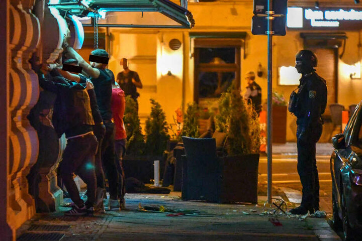 Mehrere Personen, die sich in der Bar aufhielten, wurden in Polizeigewahrsam genommen.