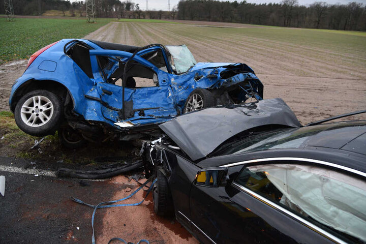 Der Lenker (40) des Mercedes kam ins Krankenhaus.