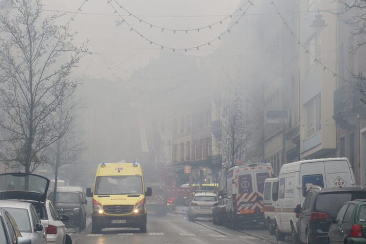 Die ganze Straße ist in dichten Rauch gehüllt. Sechs Menschen verletzten sich bei der Explosion.