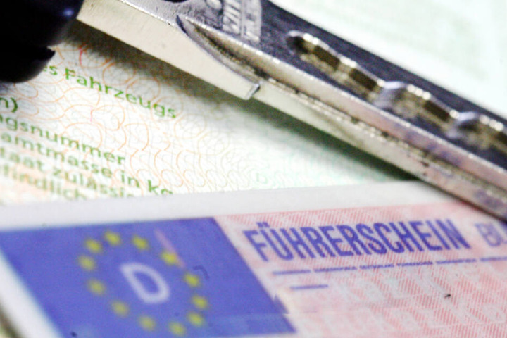 Lange durfte er ihn nicht behalten: Der Fahranfänger musste seinen Führerschein nach dem Unfall sofort abgeben. (Symbolbild)
