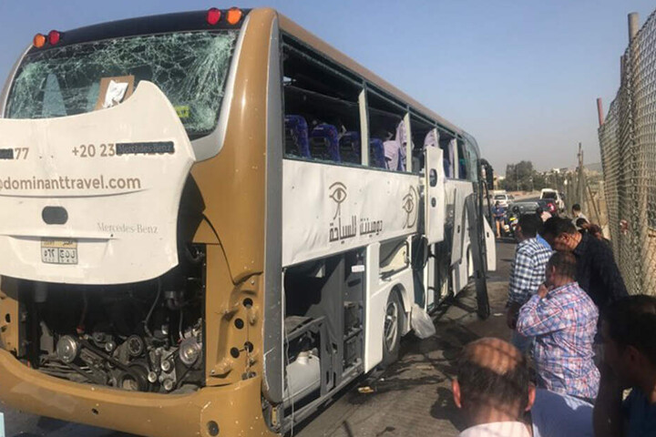 Bei der Bombenexplosion nahe der Pyramiden von Gizeh in Ägypten sind mehrere Menschen verletzt worden. Der Sprengsatz sei dort am Straßenrand explodiert, als ein Touristenbus vorbeifuhr.