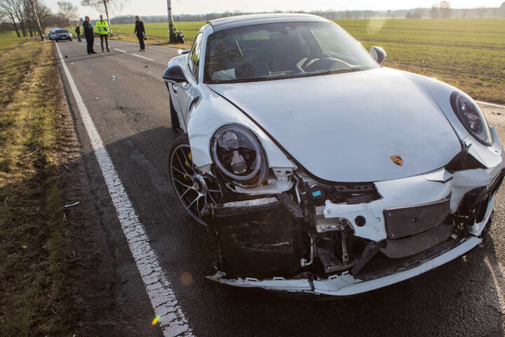 Am Porsche sind die Spuren des Unfalls deutlich zu sehen.