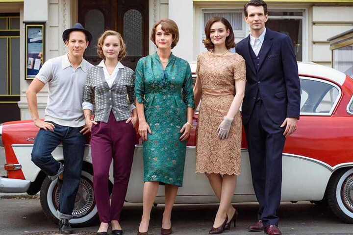 Sonja Gerhardt (2.v.l.) mit ihren Kollegen aus der Serie "Ku'damm 56" Trystan Pütter (l-r), Claudia Michelsen, Maria Ehrich und Sabin Tambrea.