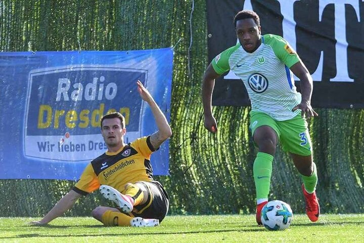 Foul? Philip Heise (l.) reklamiert im Testspiel gegen den VfL Wolfsburg nach einem Zweikampf mit Kaylen Hinds.