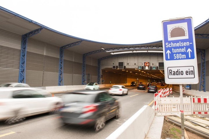 Autos fahren in den Schnelsen-Tunnel mit dem Lärmschutzdeckel.