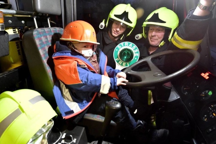 Ein letzter großer Wunsch: Lukas durfte kurz vor Weihnachten 2015 einmal Feuerwehrauto fahren.