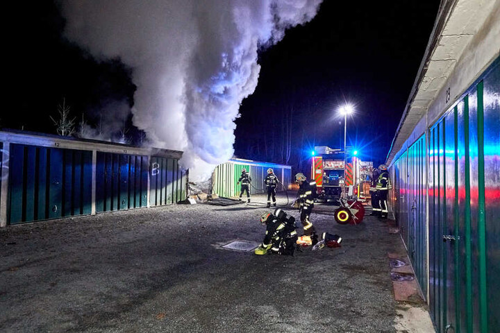 Die Flammen schlugen aus drei Garagen. Hier verschaffen sich die Feuerwehrleute Zugang zum Hauptbrandort.