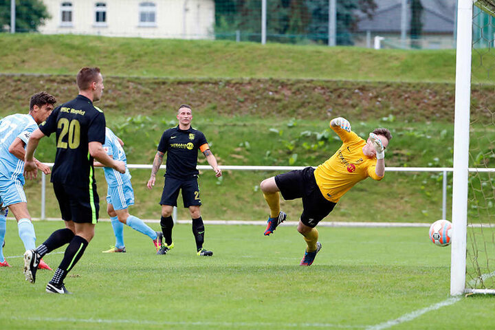 Myroslav Slavov (l.) trifft aus Nahdistanz, Rapid-Keeper Toni Wolf ist machtlos.