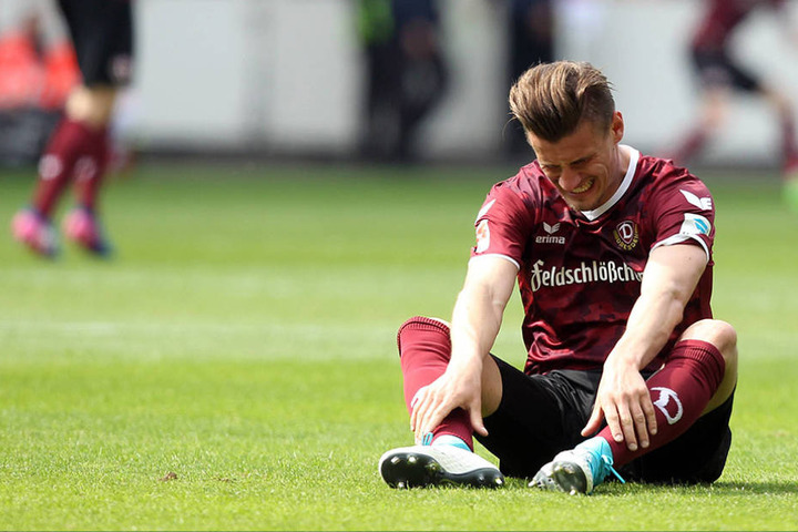 Stefan Kutschke am Boden. Dynamos Stürmer traf dreimal, lieferte eine große Partie, war aber am Ende natürlich enttäuscht.