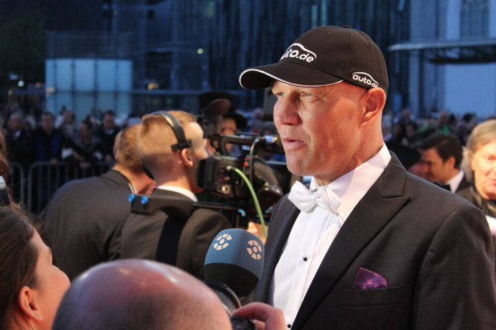 Nanu, der stand aber nicht auf der Liste: Box-Profi Axel Schulz (50) überraschte auf dem roten Teppich.