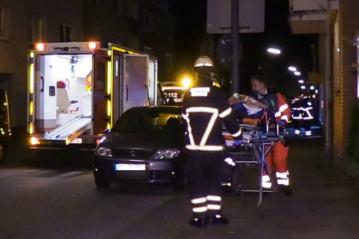 Der Verletzte wurde mit einem Rettungswagen ins Krankenhaus gebracht.