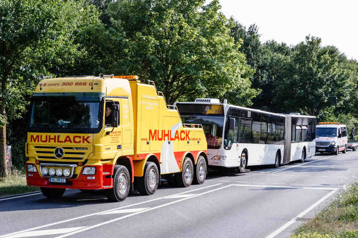 Der Bus, in dem das Unglück passierte, wurde abtransportiert.