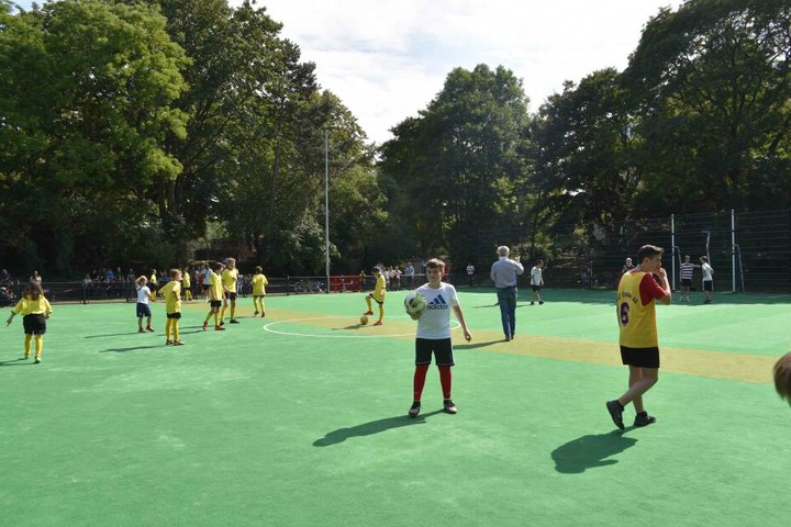 Auf dem Bolzplatz am Römerpark kann wieder gekickt werden.