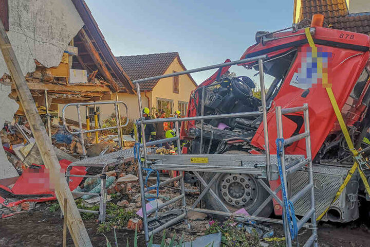 Der Lkw, nachdem er in das Wohnhaus krachte.