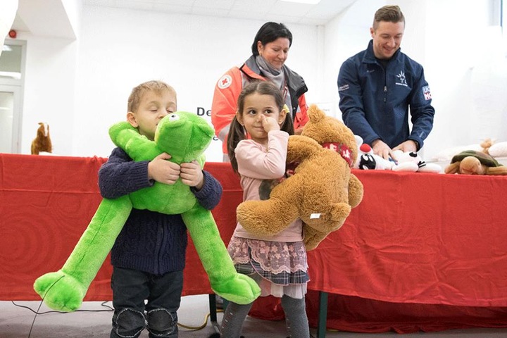 200 Plüschtiere wurden im Flüchtlingsheim auf der Hamburger Straße an Kinder verschenkt.