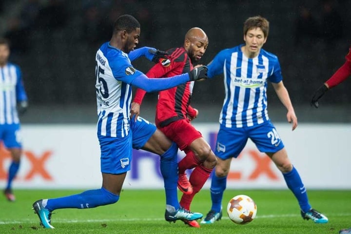 Berlins Jordan Torunarigha (l) und Genki Haraguchi (r) kämpfen um den Ball gegen Östersunds Fouad Bachirou.