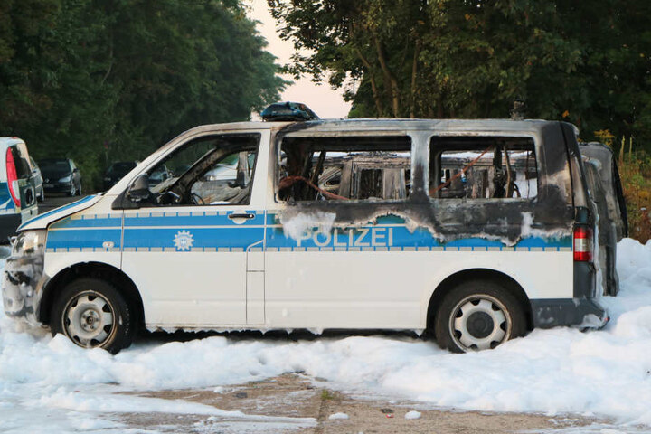 An den abgebrannten Autos und einer Lagerhalle entstand ein Schaden von rund 750.000 Euro.