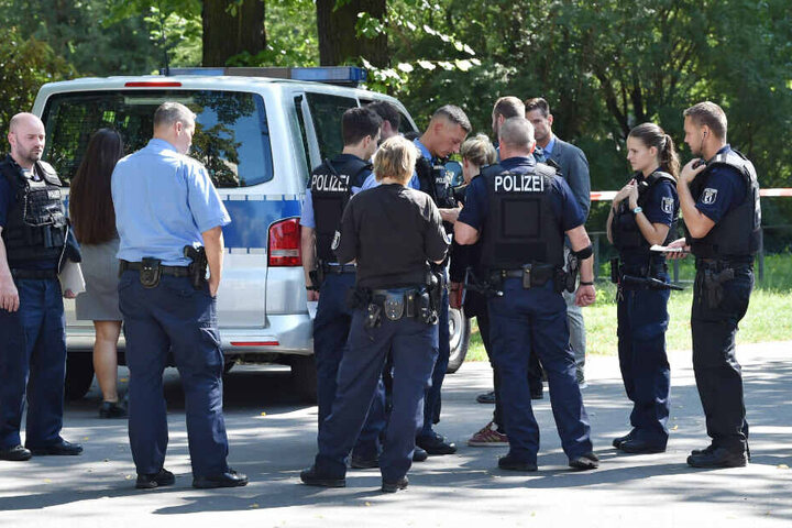 Polizisten versammeln sich am Tatort in Moabit.
