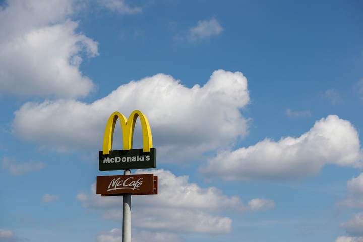 McDonald's baut sein Bezahlsystem aus: so sollen neue digitale Kunden gewonnen werden. (Archivbild)