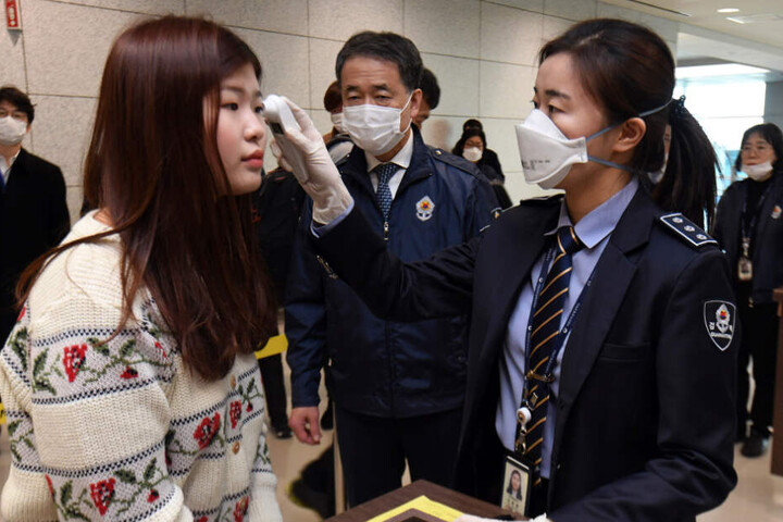 Auch an anderen internationalen Flughäfen wurden bereits Quarantäne-Beamte zur Kontrolle eingesetzt - wie hier am Flughafen Incheon, Südkorea.