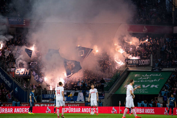Durch Pyrotechnik im Gästeblock verzögerte sich der Anpfiff um einige Minuten.