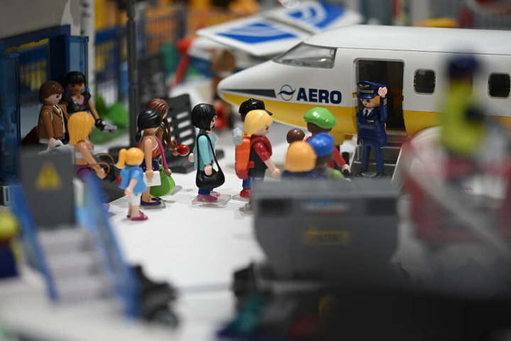 Playmobil-Figuren beim Onboarding: Die Schau-Landschaften stellen detailreiche "Momentaufnahmen" dar.