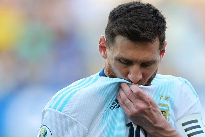 Messi war mit einigen Entscheidungen des Schiedsrichtergespanns nicht zufrieden.