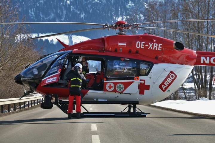 Die zwei Schwerverletzten wurden mit dem Hubschrauber ins Krankenhaus gebracht.