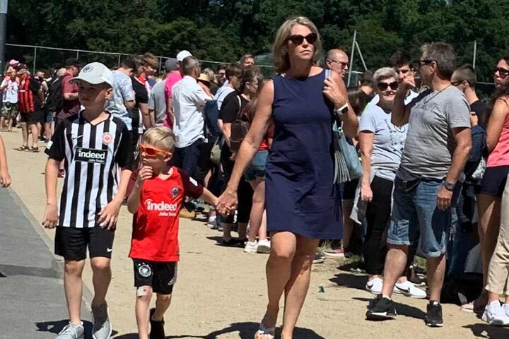 Zahlreiche große und kleine Fans fanden sich für das erste Eintracht-Training der neuen Saison auf dem Gelände der Commerzbank Arena eingefunden.