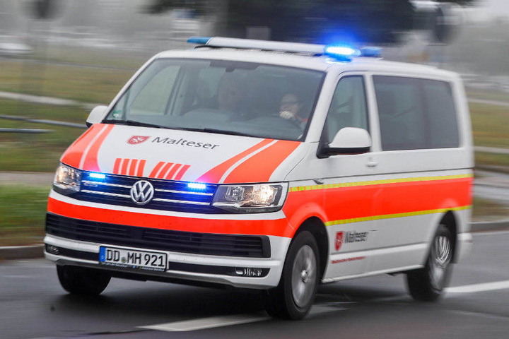 Drei Polizisten wurden leicht verletzt. (Symbolbild)
