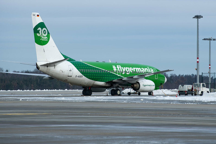 Kein Abflug mehr: Ein Germania-Flieger auf dem Rollfeld des Flughafens Dresden.