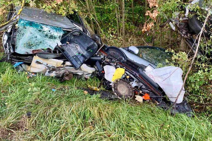Die Rettungskräfte konnten aus dem Autowrack einen schwerverletzten Mann retten.