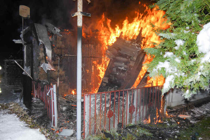 Als die Kameraden eintrafen, schlugen schon die Flammen aus dem Gebäude.
