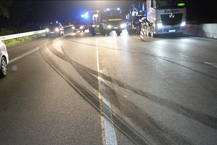 Anhand der Reifenspuren, können die Polizisten den Verlauf des Unfalls nachvollziehen.