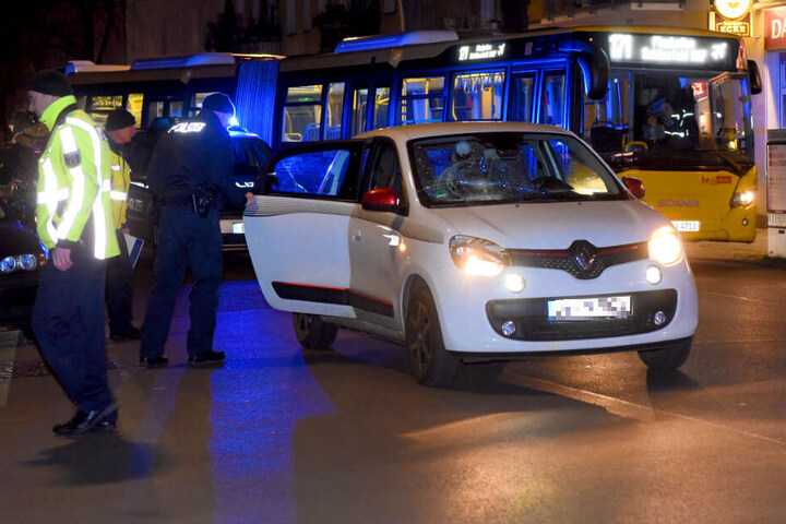 Ein Renault Twingo soll einen Fußgänger erfasst und schwer verletzt haben.
