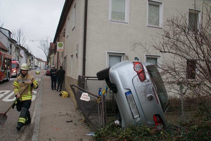 Beide Insassinnen wurden bei dem Unfall leicht verletzt.