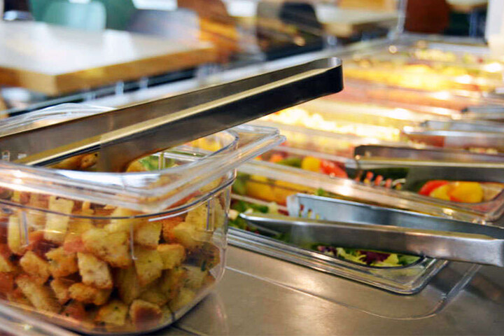 Ab 12 Uhr steht das Essen für die Studenten bereit.