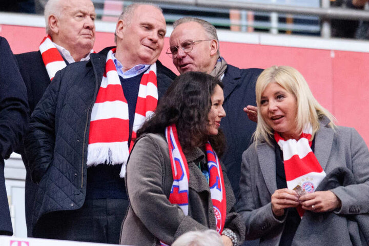Uli Hoeneß und Karl-Heinz Rummenigge freuen sich über den Sieg des FC Bayern München.